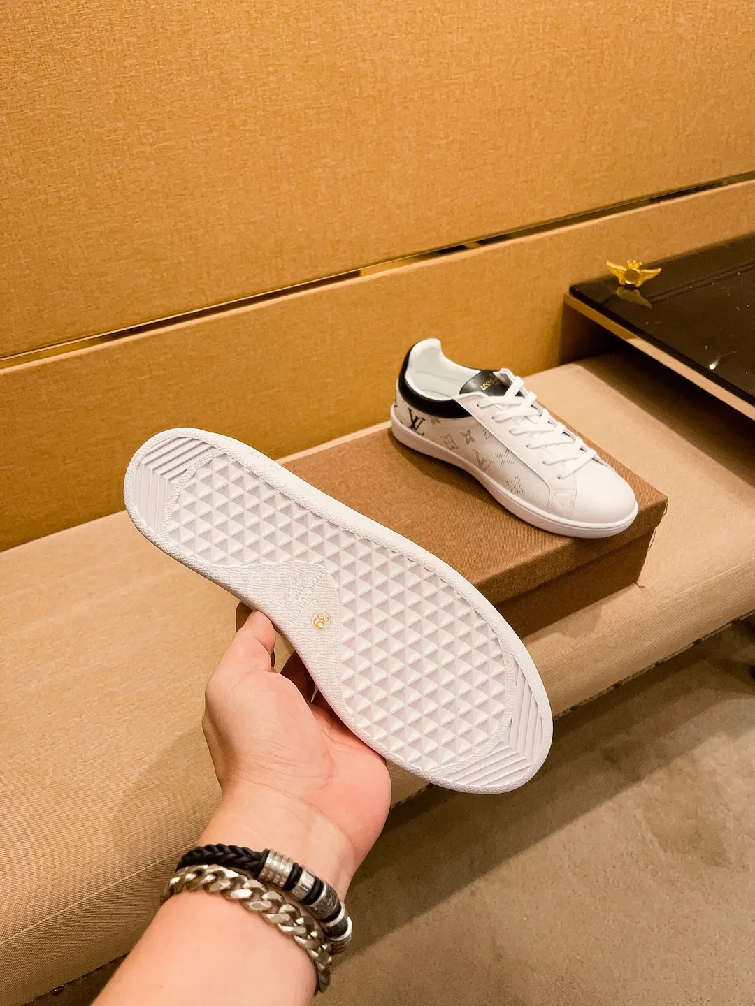Men's shoes 💰 380💰🔥【LV】🔥 Louis Vuitton, high-end men's shoes brand, official website 1:1 latest masterpiece: the upper is made of Italian imported first-layer cowhide with a comfortable and breathable lining➕original non-slip and wear-resistant outsole🔥, making walking more convenient and comfortable! An exclusive new model, a stunning work, a beautiful 1:1 replica [color] compared to the official quality! Create a fashionable personality to set off your uniqueness! A must-have for trendy men! Classic🔥Size: 38-44 Color: 🔥Multiple colors available🔥